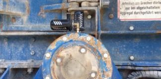 Automatic lubrication on a mobile crushing and screening plant